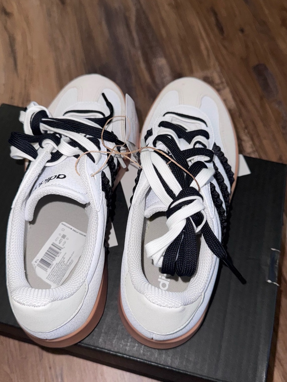 adidas White & Black Low-Top Barreda Sneakers - Picture 5 of 8